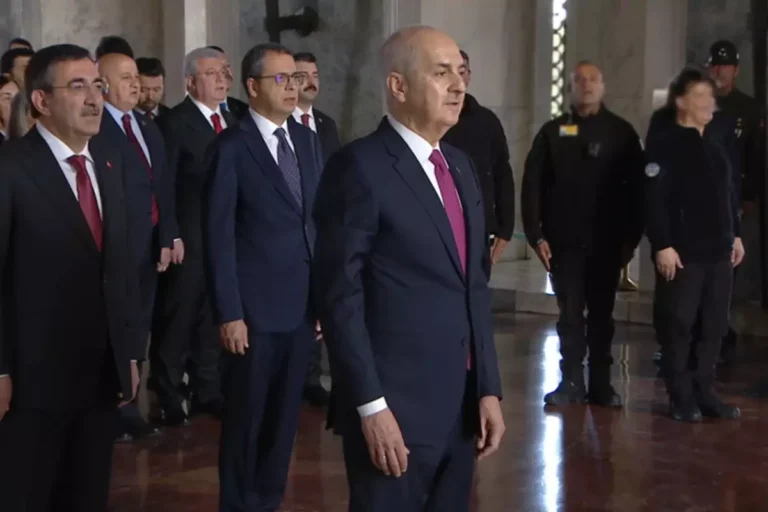 Devlet erkanı Atatürk’ün mozolesine çelenk bıraktı